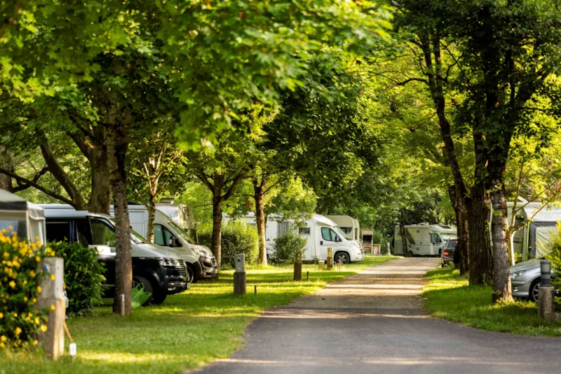 Emplacement Confort Le Val De Saures : 1 Voiture + Tente, Caravane Ou Camping-Car