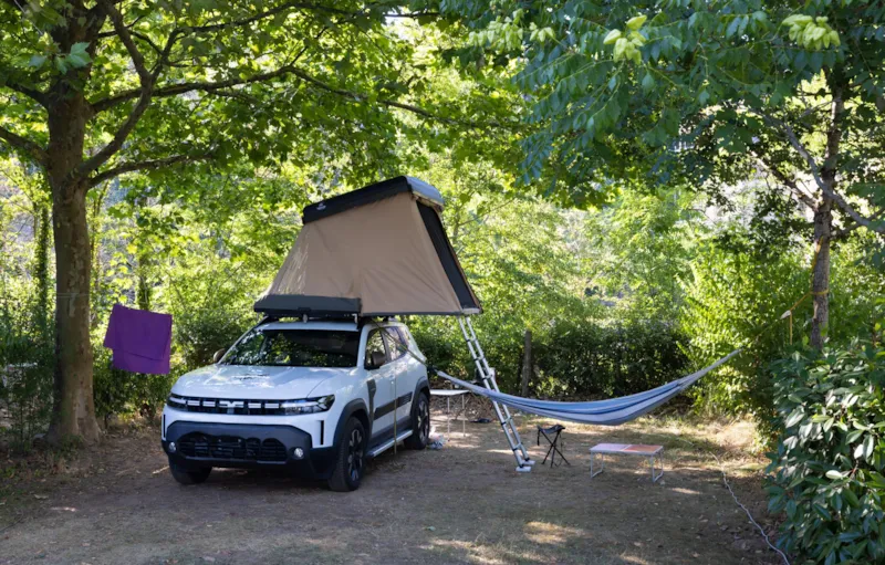 Emplacement Surplombant Le Lot : Voiture + Tente/Caravane Ou Camping-Car + Électricité 10A Incluse.