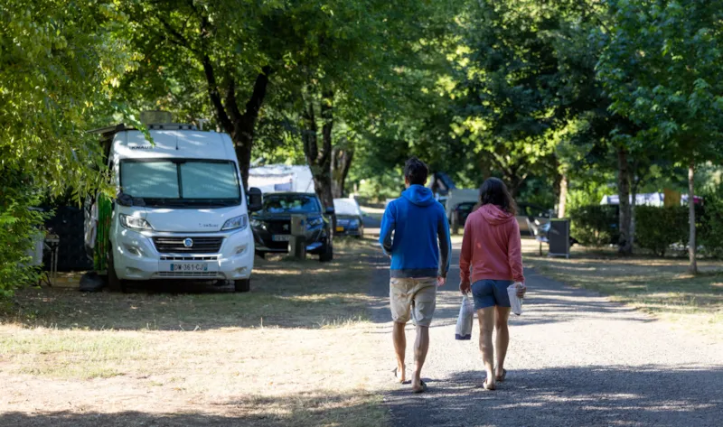 Emplacement Surplombant Le Lot : Voiture + Tente/Caravane Ou Camping-Car + Électricité 10A Incluse.