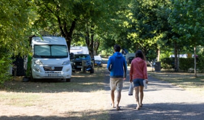 Pitch Lot Riverside : car + tent/caravan or camping-car + electricity 10A included