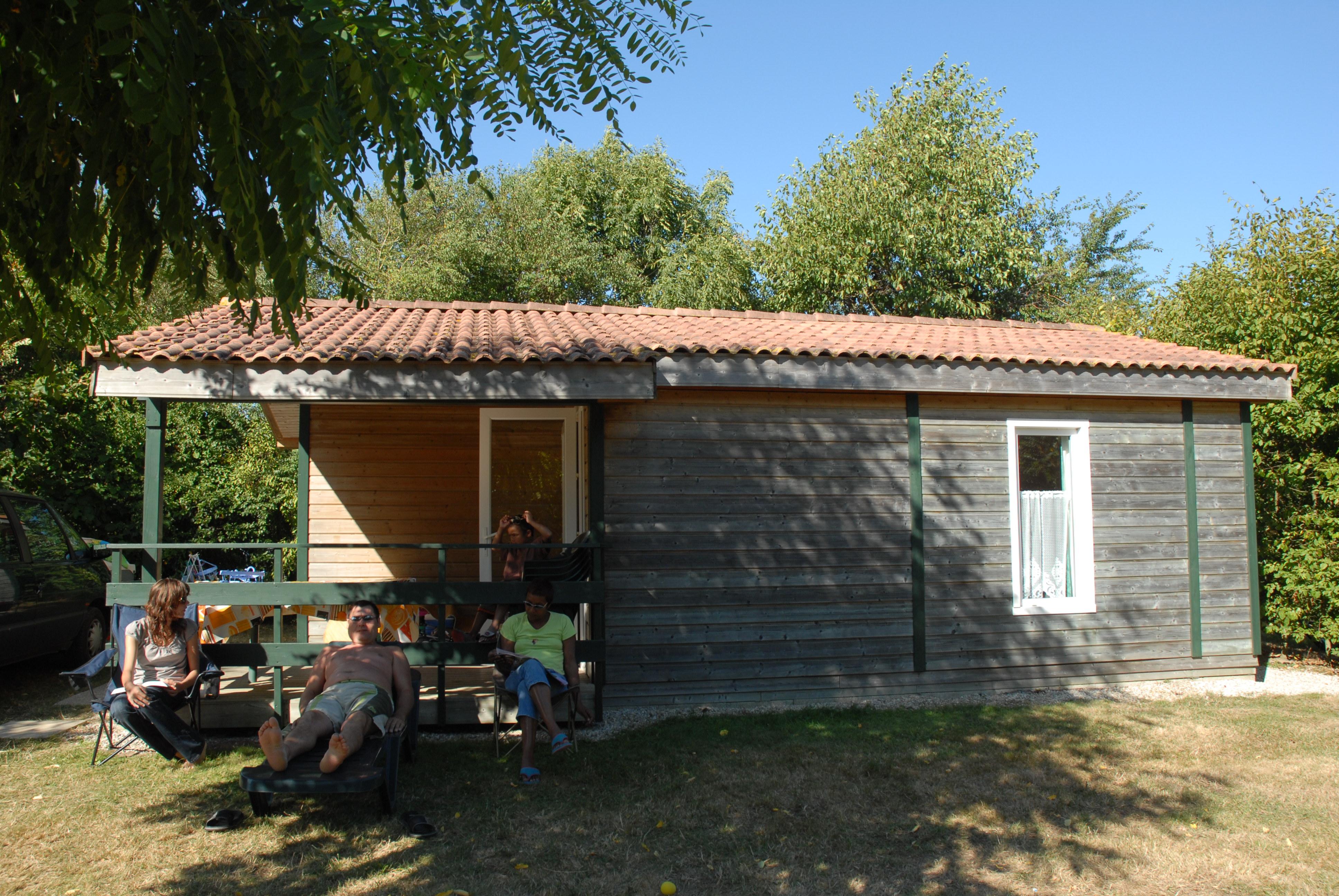 Location - Chalet  Jardin Eden 33M² - 2 Chambres + Terrasse Couverte 9M² - Camping La Bretonnière