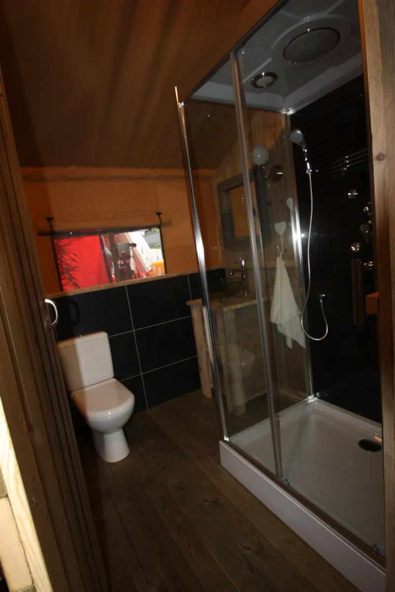 Tente Safari Premium 35M2 Meublé - 2 Chambres + Avec Sanitaire + Terrasse Couverte 15M2