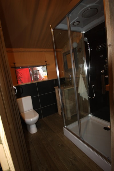 Tente Safari PREMIUM 35m2 equiped - 2 bedrooms + with private facilities + sheltered terracee 15m2