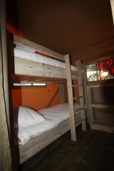 Tente Safari PREMIUM 35m2 equiped - 2 bedrooms + with private facilities + sheltered terracee 15m2