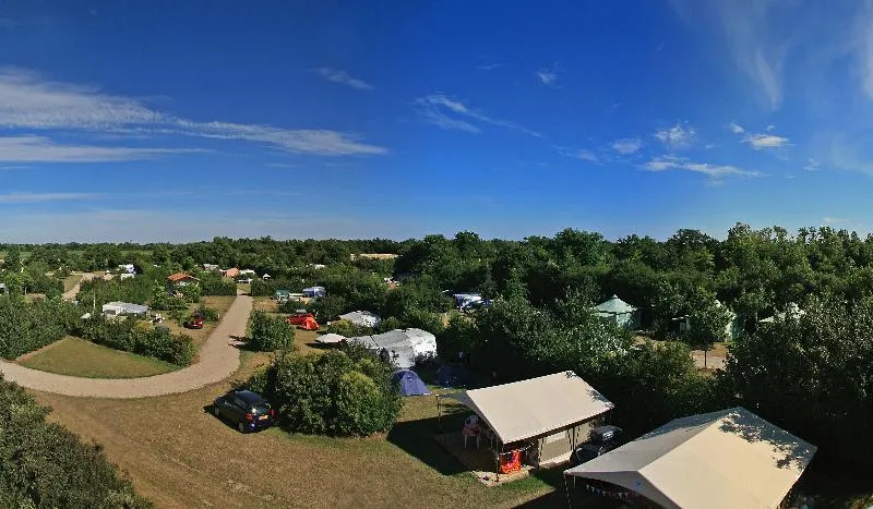 Forfait Privilège (Caravane Ou Camping-Car / 1 Voiture / Électricité 12A) + Raccordement Eau Et Évacuation Des Eaux Usées