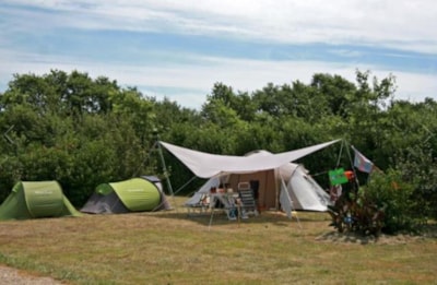 Comfort Package (1 tent, caravan or motorhome / 1 car / electricity 12A)