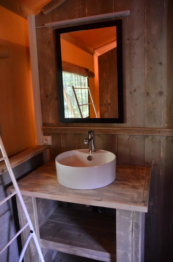 Tente Safari Premium 35M2 Meublé - 2 Chambres + Avec Sanitaire + Terrasse Couverte 15M2