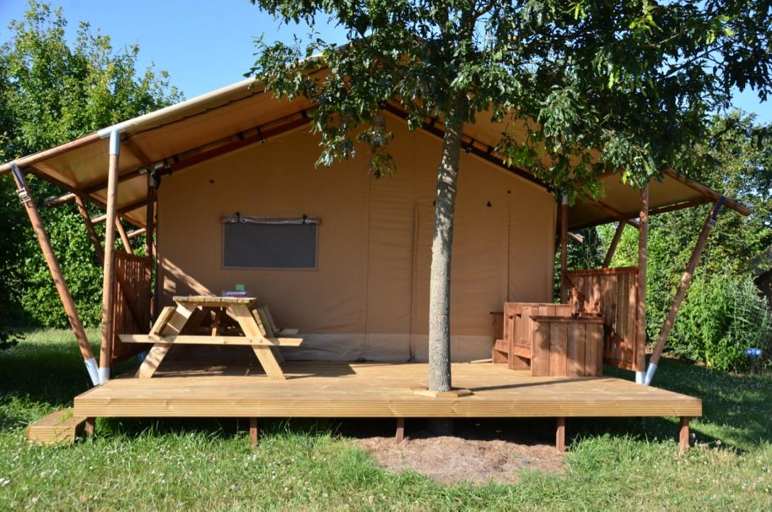 Location - Tente Safari Premium 35M2 Meublé - 2 Chambres + Avec Sanitaire + Terrasse Couverte 15M2 - Camping La Bretonnière