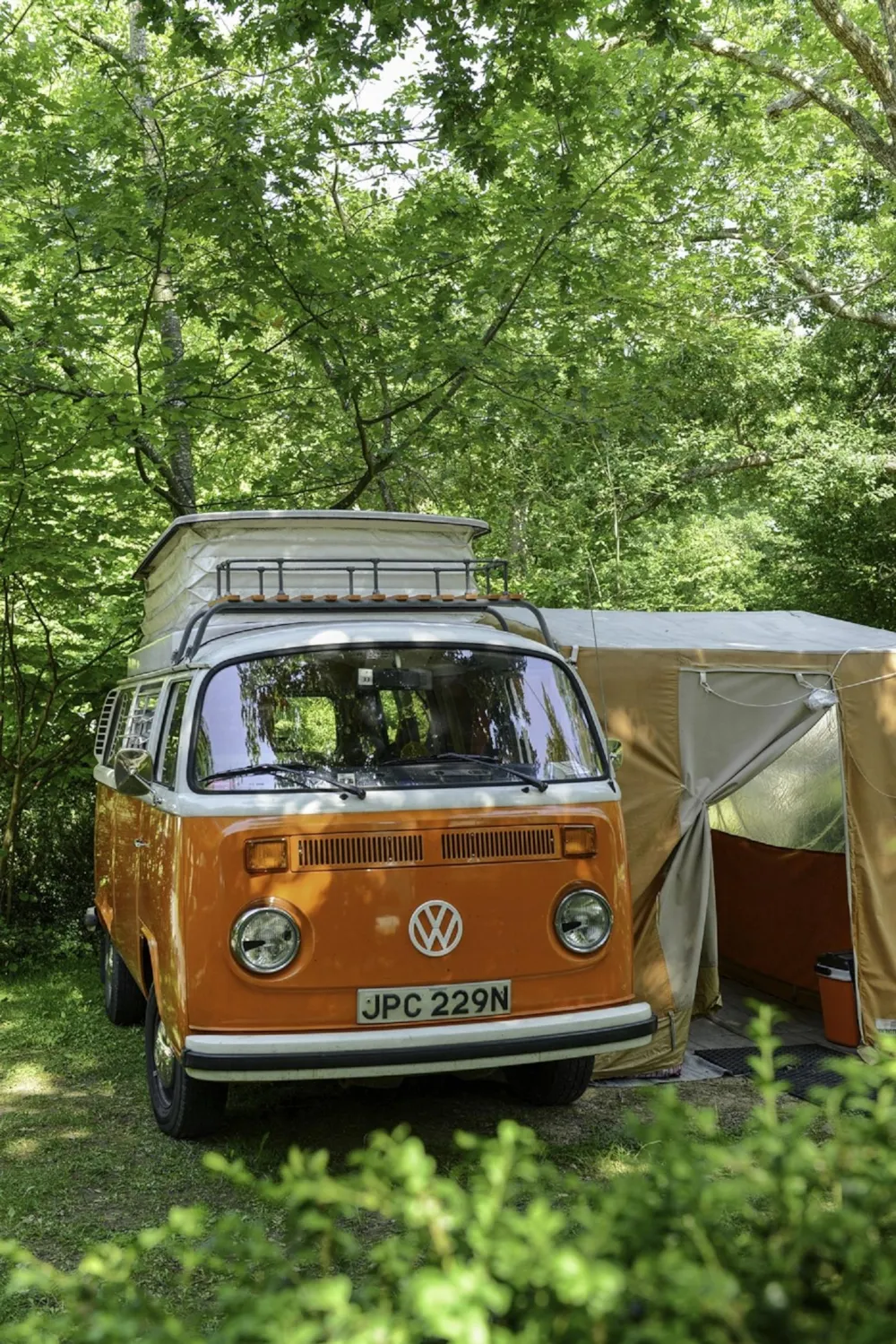 Emplacement : Tente / Caravane + voiture ou Camping-car / Camion aménagé