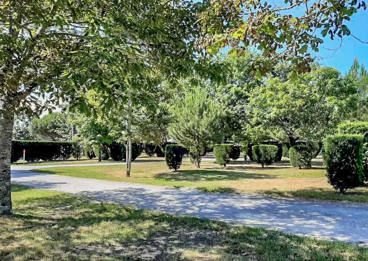 Forfait 2 Personnes : Emplacement + 1 Voiture Sans Électricité -  90M²