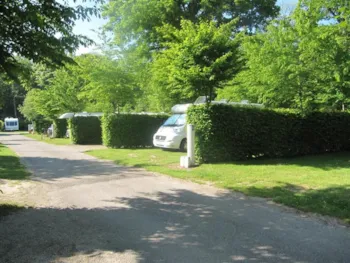 Stellplatz - Stellplatz Grand Confort (Abwasser / Fließwasseranschluss / Strom) - Camping de la Forêt