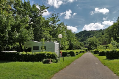 Forfait prestige bord de rivière (emplacement bord de rivière avec cabanon frigo privatif)
