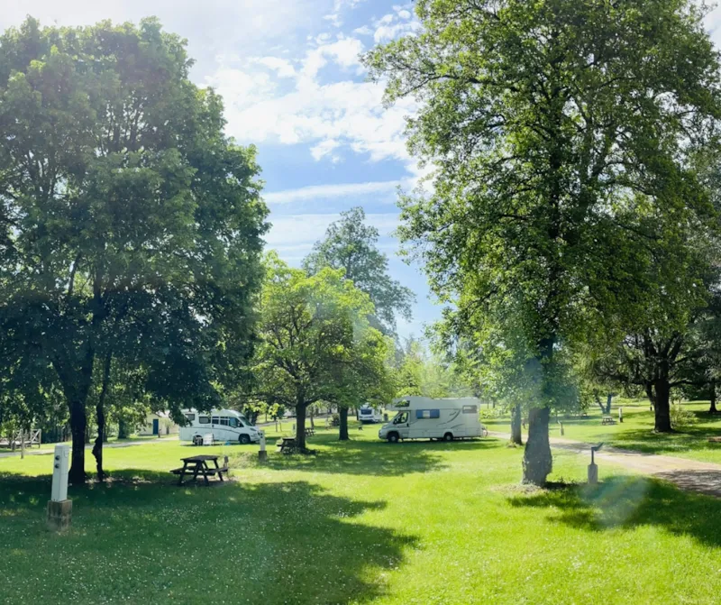 Emplacement Camping-Car / Caravane / Tente