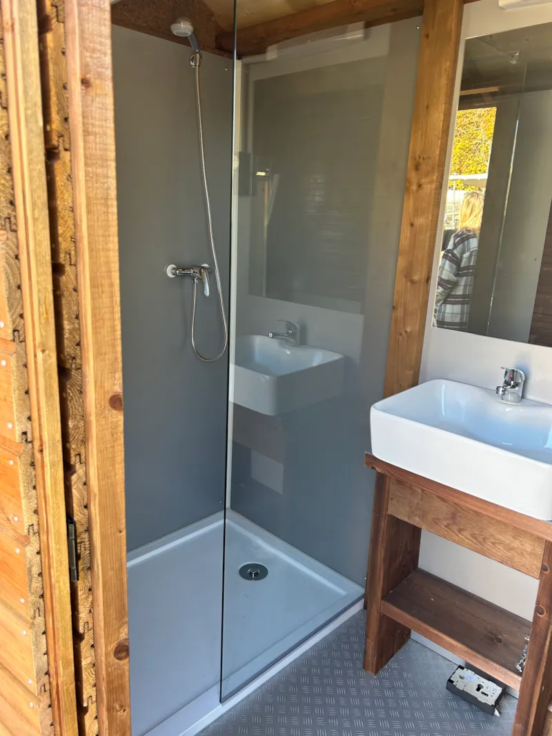 Forfait Premium Freecamp Emplacement Équipé D'une Cuisine, D'un Sanitaire Et D'une Douche Privatifs