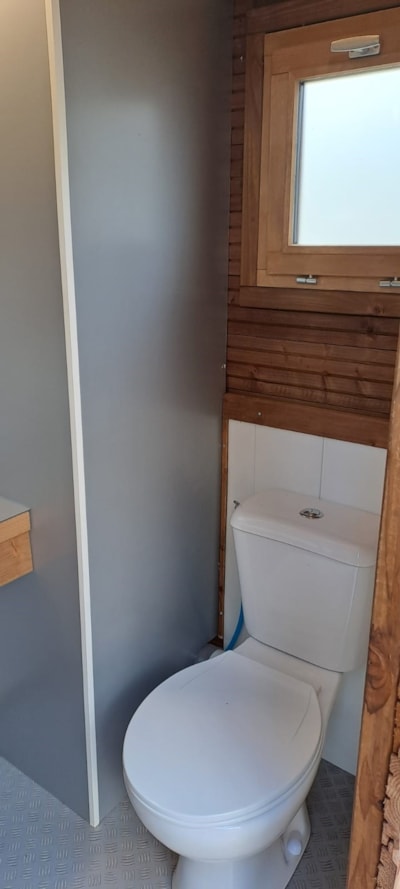 Forfait Premium Freecamp emplacement équipé d'une cuisine, d'un sanitaire et d'une douche privatifs