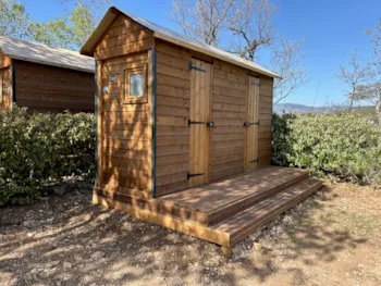 Stellplatz - Forfait Premium Freecamp Emplacement Équipé D'une Cuisine, D'un Sanitaire Et D'une Douche Privatifs - Flower Camping l'Epi Bleu
