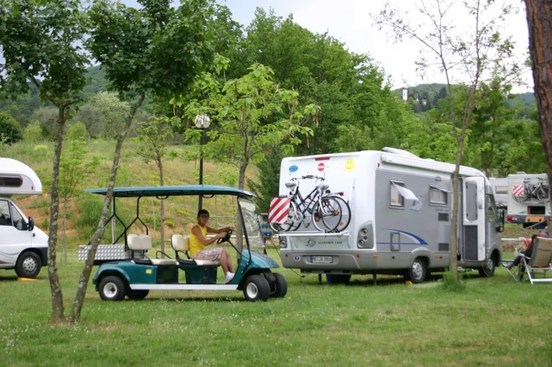 Grand Emplacement Pour Camping-Car (Forfait 2 Personnes)