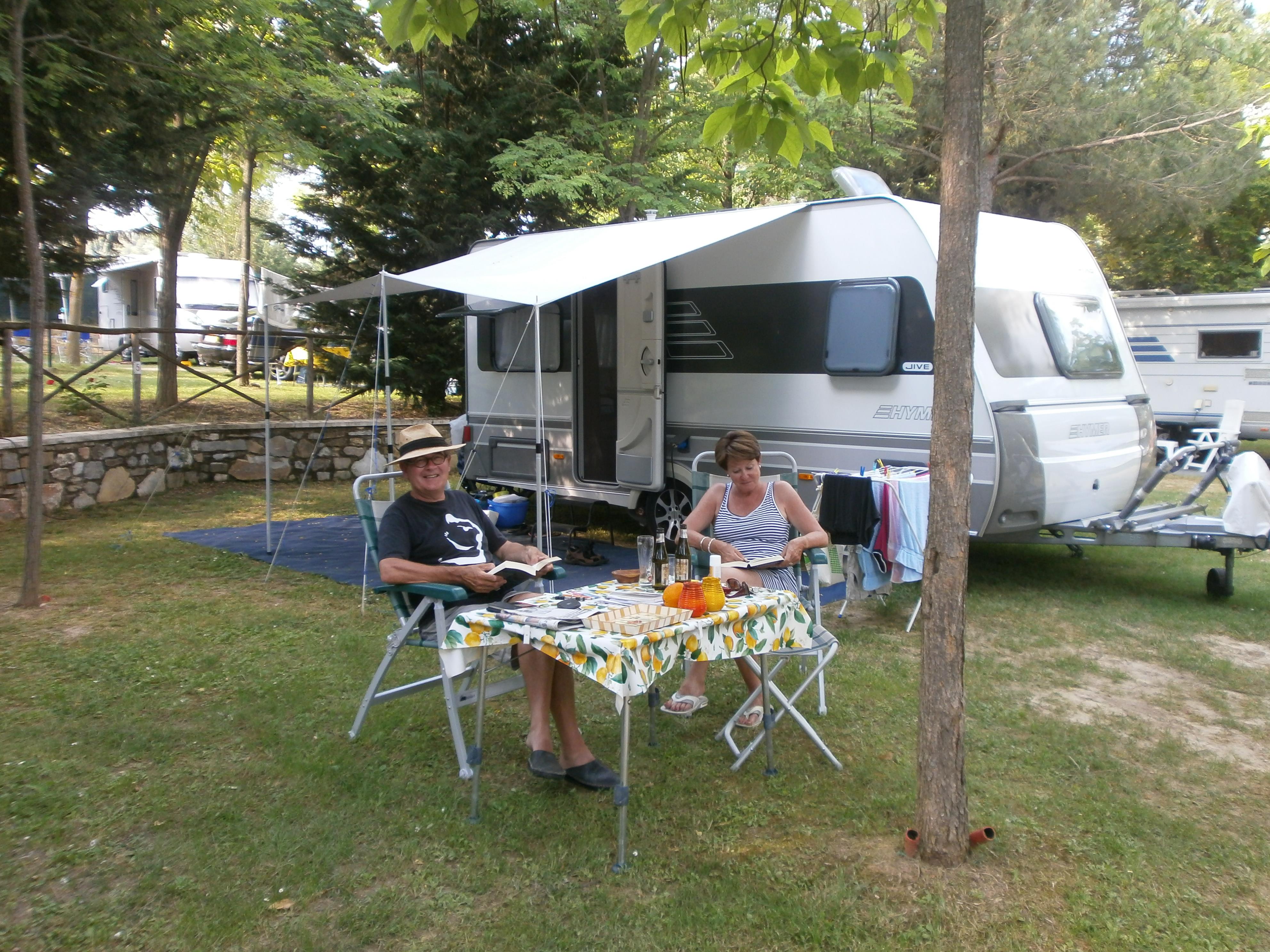 Emplacement Standard pour Caravane, Camping Car et tente (Forfait de base de 2 personnes)