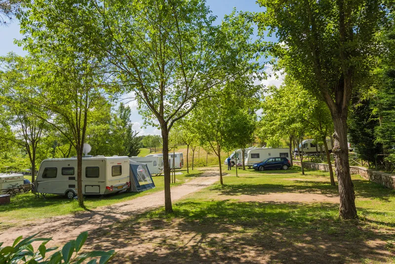 Grand Emplacement Pour Camping-Car (Forfait 2 Personnes)