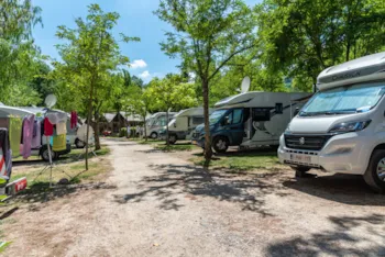 Stellplatz - Standard -Standplatz  Für Wohnwägen, Camper, Zelt (Pauschale 2 Pers.) - Camping Village Il Poggetto