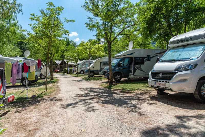Emplacement Standard Pour Caravane, Camping Car Et Tente (Forfait De Base De 2 Personnes)