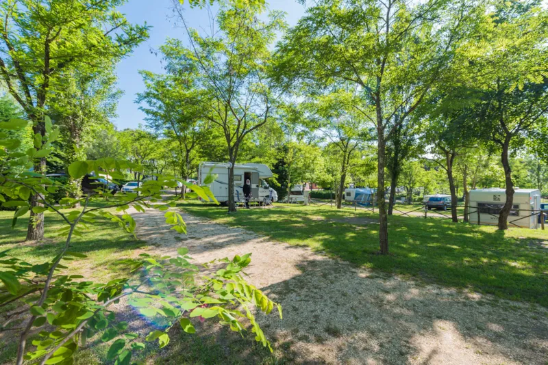 Emplacement Standard Pour Caravane, Camping Car Et Tente (Forfait De Base De 2 Personnes)