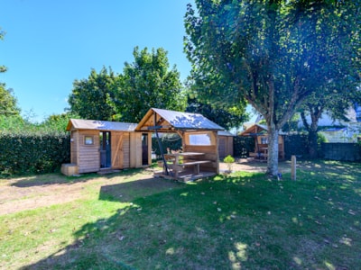 Premium package: 10A pitch equipped with a Freecamp (hut with sanitary facilities and open kitchen) — 2