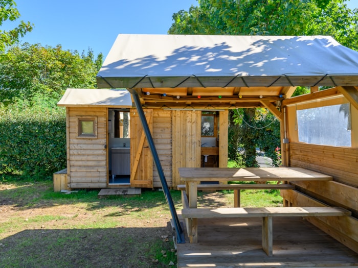 Forfait Premium : Emplacement 10A Équipé D'une Freecamp (Cabane Avec Sanitaires Et Cuisine Ouverte)