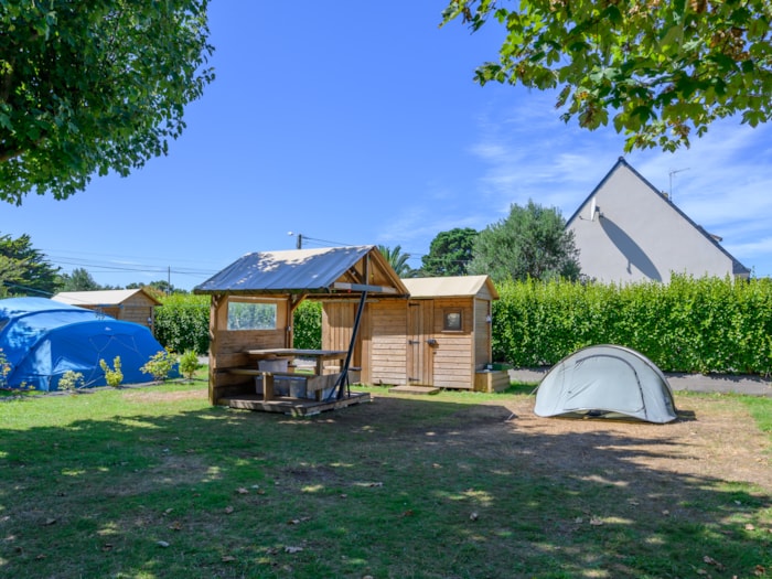 Forfait Premium : Emplacement 10A Équipé D'une Freecamp (Cabane Avec Sanitaires Et Cuisine Ouverte)