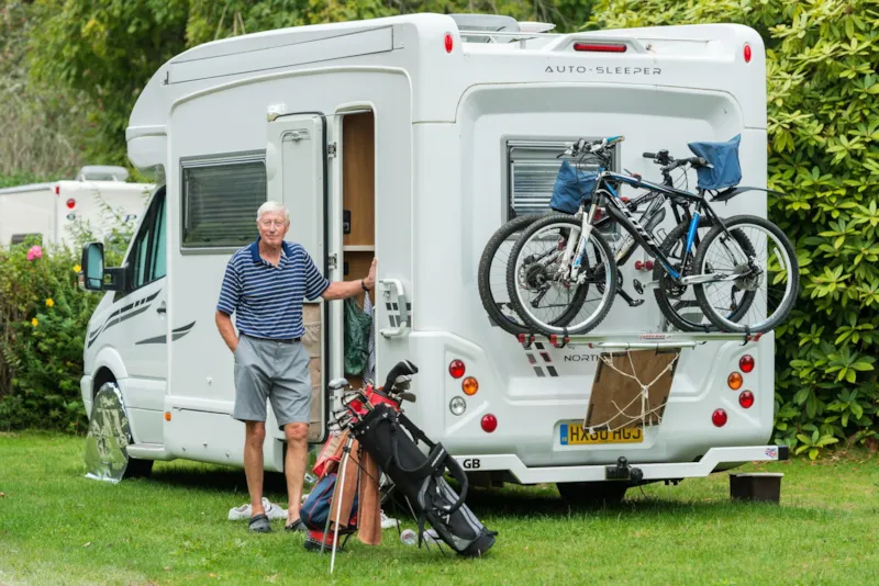 Emplacement Confort - >110 M² - Electricité 10A -Connexion  Eau - Evacuation Eau Grises - 1 Véhicule