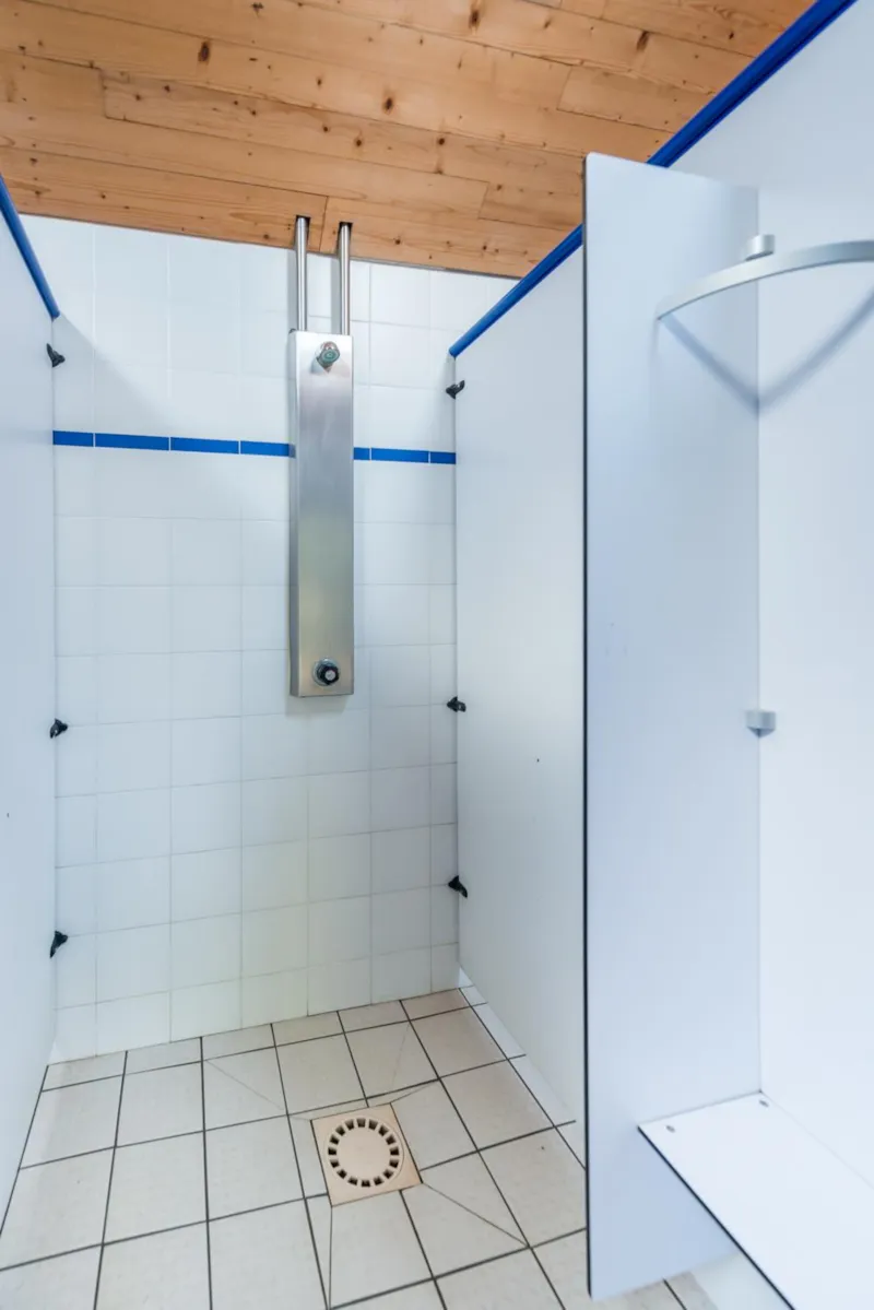 Emplacement Confort - >110 M² - Electricité 10A -Connexion  Eau - Evacuation Eau Grises - 1 Véhicule