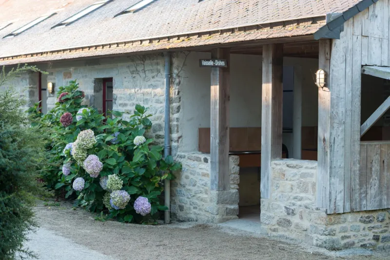 Emplacement Confort - >110 M² - Electricité 10A -Connexion  Eau - Evacuation Eau Grises - 1 Véhicule