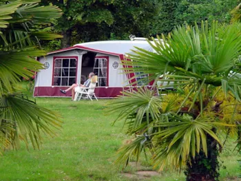 Stellplatz - Confort Stellplatz - 120-140 M² - Strom 10 A - Wasser - Wasseranschluss - 1 Auto - Camping Sunêlia L'Orangerie de Lanniron