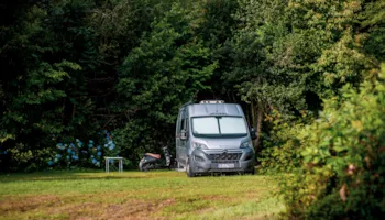 Stellplatz - Stellplatz Confort Plus - >130 M² - Strom 10A -Wasseranschluss - Graue Wasserabflüsse - Camping Sunêlia L'Orangerie de Lanniron