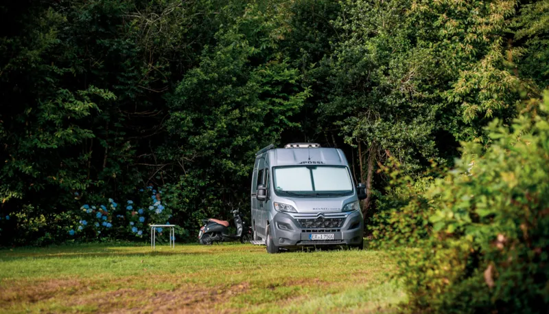 Emplacement Confort Plus - >130 M² - Electricité 10A -Connexion Eau - Evacuation Eau Grises