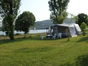 Emplacement - Stellplatz Privilège + Strom by the river 6A - Camping Ile de la Comtesse