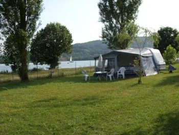 Stellplatz - Stellplatz Privilège + Strom By The River 6A - Camping Ile de la Comtesse