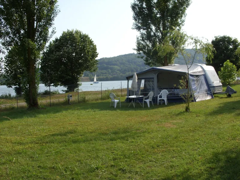 Forfait Privilège, Près De La Rivière Avec Électricité 6A