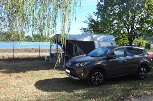 Emplacement - Forfait Privilège, Près De La Rivière Avec Électricité 6A - image n°4 - Camping Ile de la Comtesse