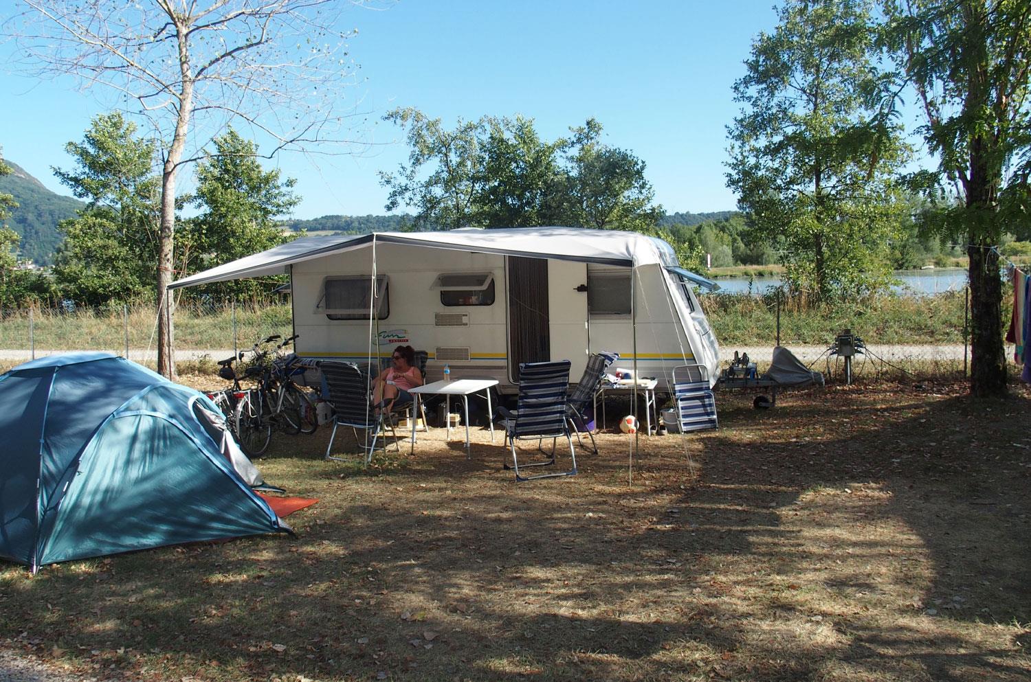 Kampeerplaats - Standplaats Grand Confort + Aansluiting Voor Drinkwater + Afvoer + Caravan Home + 10A - Camping Ile de la Comtesse