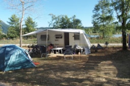 Kampeerplaats(en) - Standplaats Grand Confort + Aansluiting Voor Drinkwater + Afvoer + Caravan Home + 10A - Camping Ile de la Comtesse