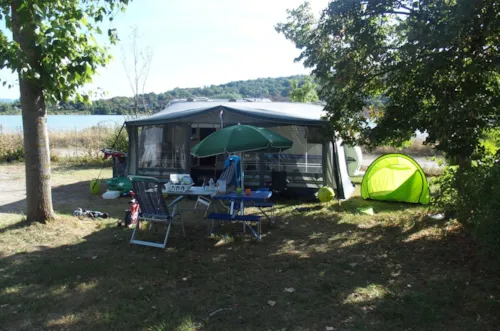 Emplacement - Forfait Privilège, Près De La Rivière Avec Électricité 6A - image n°5 - Camping Ile de la Comtesse