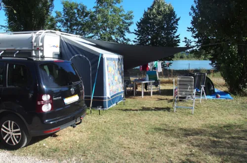 Emplacement - Forfait Privilège, Près De La Rivière Avec Électricité 6A - image n°3 - Camping Ile de la Comtesse
