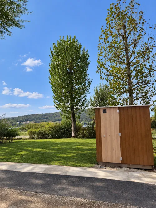 Pitch - Premium Package + View Of The Rhône With Bathroom + Kitchen - image n°2 - Camping Ile de la Comtesse