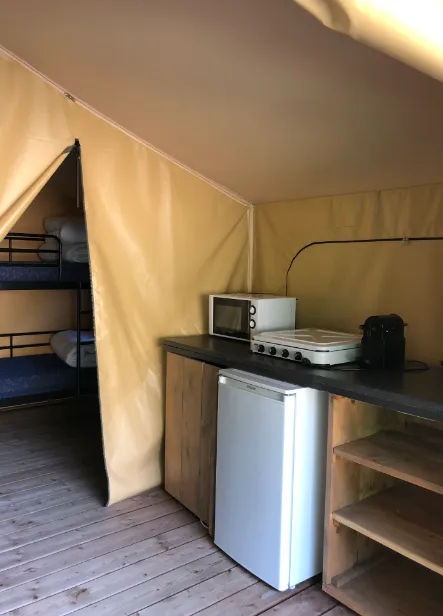 Mietunterkunft - Bali Safari Zelt 35M² Standard - 2 Schlafzimmer - Terrasse -  Individuele Toiletten In De Buurt - image n°3 - Flower Camping Mas de Champel
