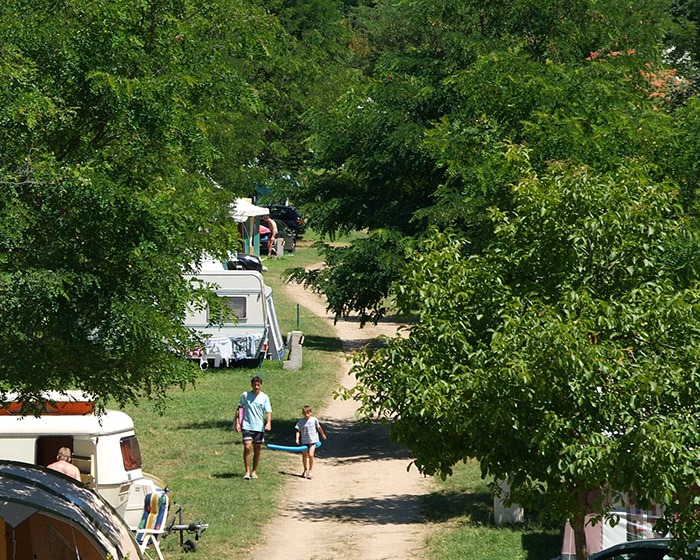 Emplacement - Forfait Confort : Tente, Caravane Ou Camping-Car / 1 Voiture / Électricité - Camping Mas de Champel