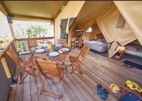 Mietunterkunft - Bali Safari Zelt 35M² Standard - 2 Schlafzimmer - Terrasse -  Individuele Toiletten In De Buurt - image n°2 - Flower Camping Mas de Champel