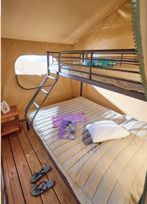 Mietunterkunft - Bali Safari Zelt 35M² Standard - 2 Schlafzimmer - Terrasse -  Individuele Toiletten In De Buurt - image n°4 - Flower Camping Mas de Champel