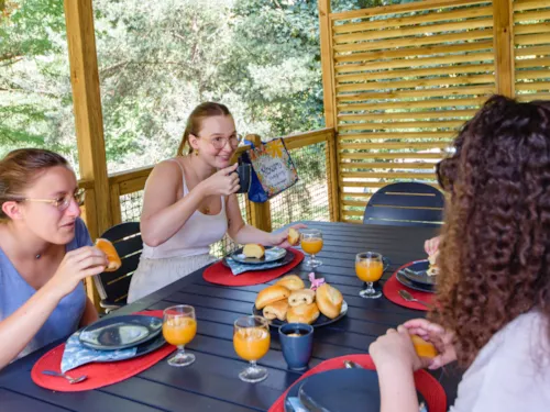 Accommodation - Mobile-Home 30M²- Premium - 2 Bedrooms - Covered Terrace - Clim + Tv + Sheets + Towels Included - image n°5 - Flower Camping Mas de Champel