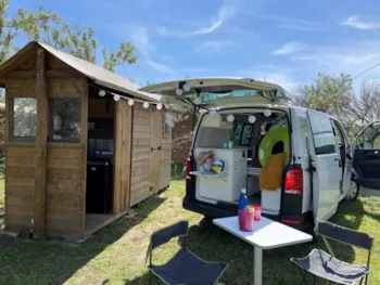 Stellplatz - Premium-Paket: 10A Stellplatz Mit Freecamp (Hütte Mit Sanitäranlagen Und Offener Küche) - Flower Camping Mas de Champel